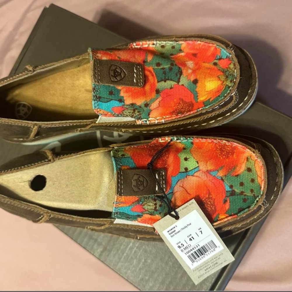 Ariat Woman’s  cruisers bear brown/prickly pear